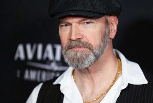 Tyler Mane Idap Kanker Payudara, Bagikan Momen Kemoterapi Pertama