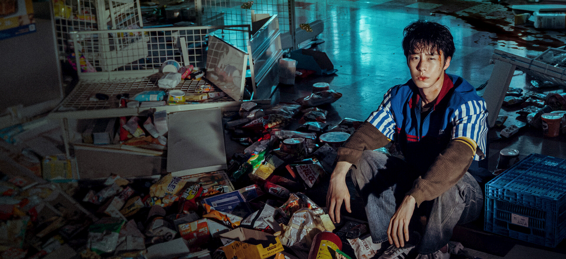 Lee Jae-wook di tengah toko swalayan berantakan dalam still Dead-End Job