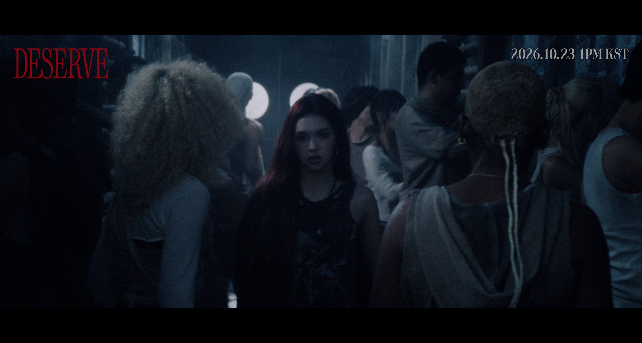 Still cut MV DESERVE BABYMONSTER di tengah kerumunan