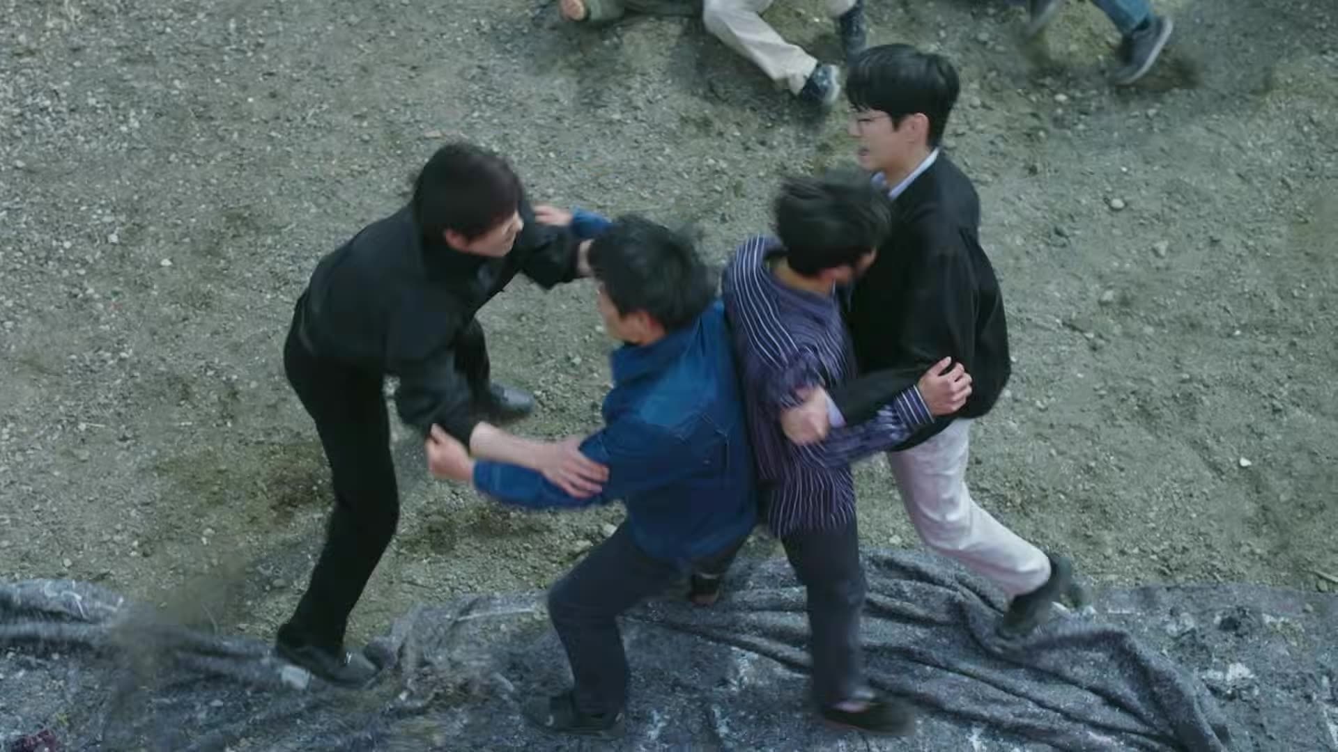 Empat pria berkelahi di atas lahan berpasir dalam cuplikan drama Crash 2