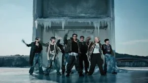 Delapan member ATEEZ menari di depan bangunan beku dalam MV Drip