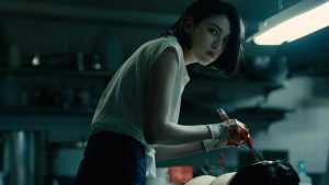 Ayaka Miyoshi sebagai Ann Rizuna di Alice in Borderland sedang menganalisis forensik