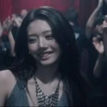 Adegan MV DESERVE BABYMONSTER, member tersenyum di tengah kerumunan
