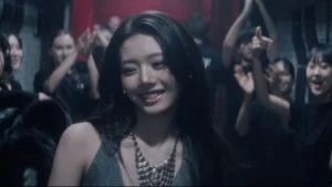 Adegan MV DESERVE BABYMONSTER, member tersenyum di tengah kerumunan