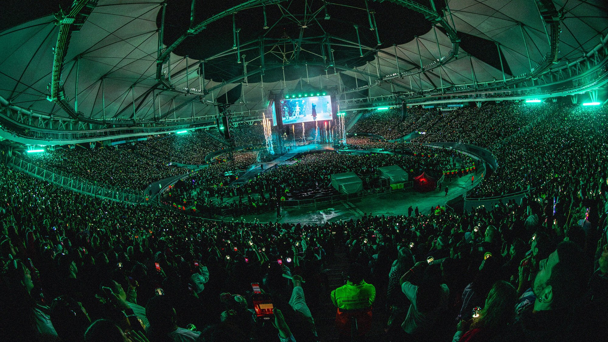 Tribune Estadio Único de La Plata dipenuhi penonton dan cahaya hijau saat konser BTS