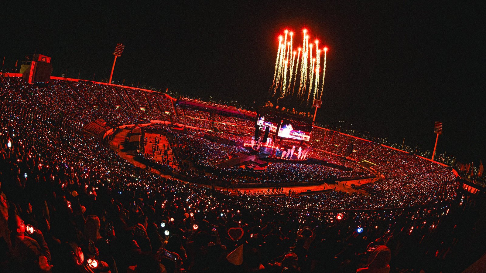 Kembang api di atas panggung konser BTS di Estadio Nacional Santiago