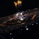 Penonton memenuhi Estadio Nacional Santiago saat konser BTS World Tour ARIRANG