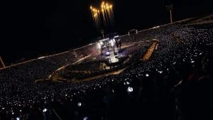 Penonton memenuhi Estadio Nacional Santiago saat konser BTS World Tour ARIRANG