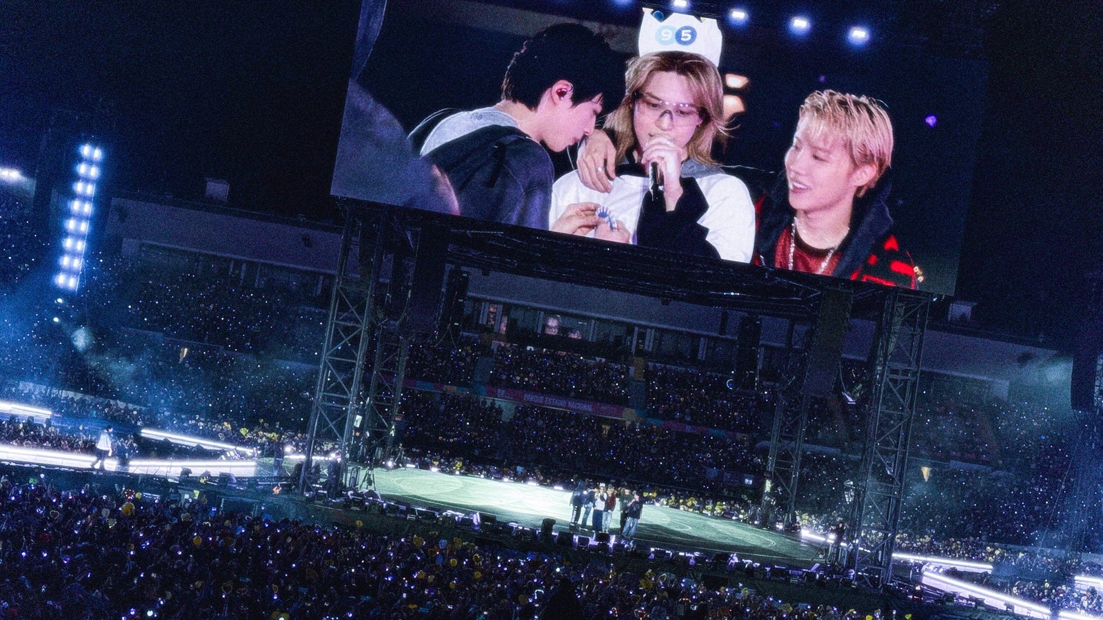 Layar panggung konser BTS World Tour ARIRANG di Santiago