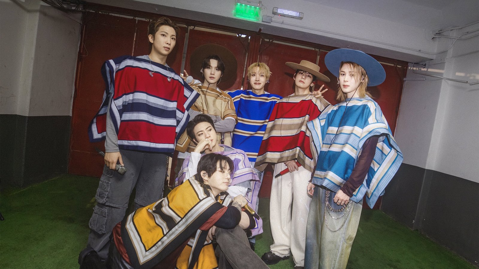 Tujuh member BTS berpose di belakang panggung konser ARIRANG di Santiago