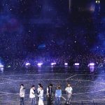 Tujuh member BTS berdiri di panggung bertabur konfeti saat konser ARIRANG di Buenos Aires