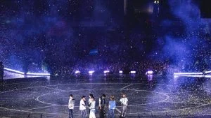 Tujuh member BTS berdiri di panggung bertabur konfeti saat konser ARIRANG di Buenos Aires