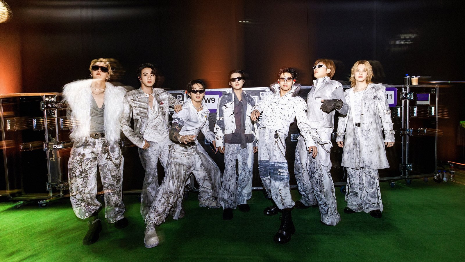 Member BTS berpose di belakang panggung konser Santiago 16 Oktober 2026