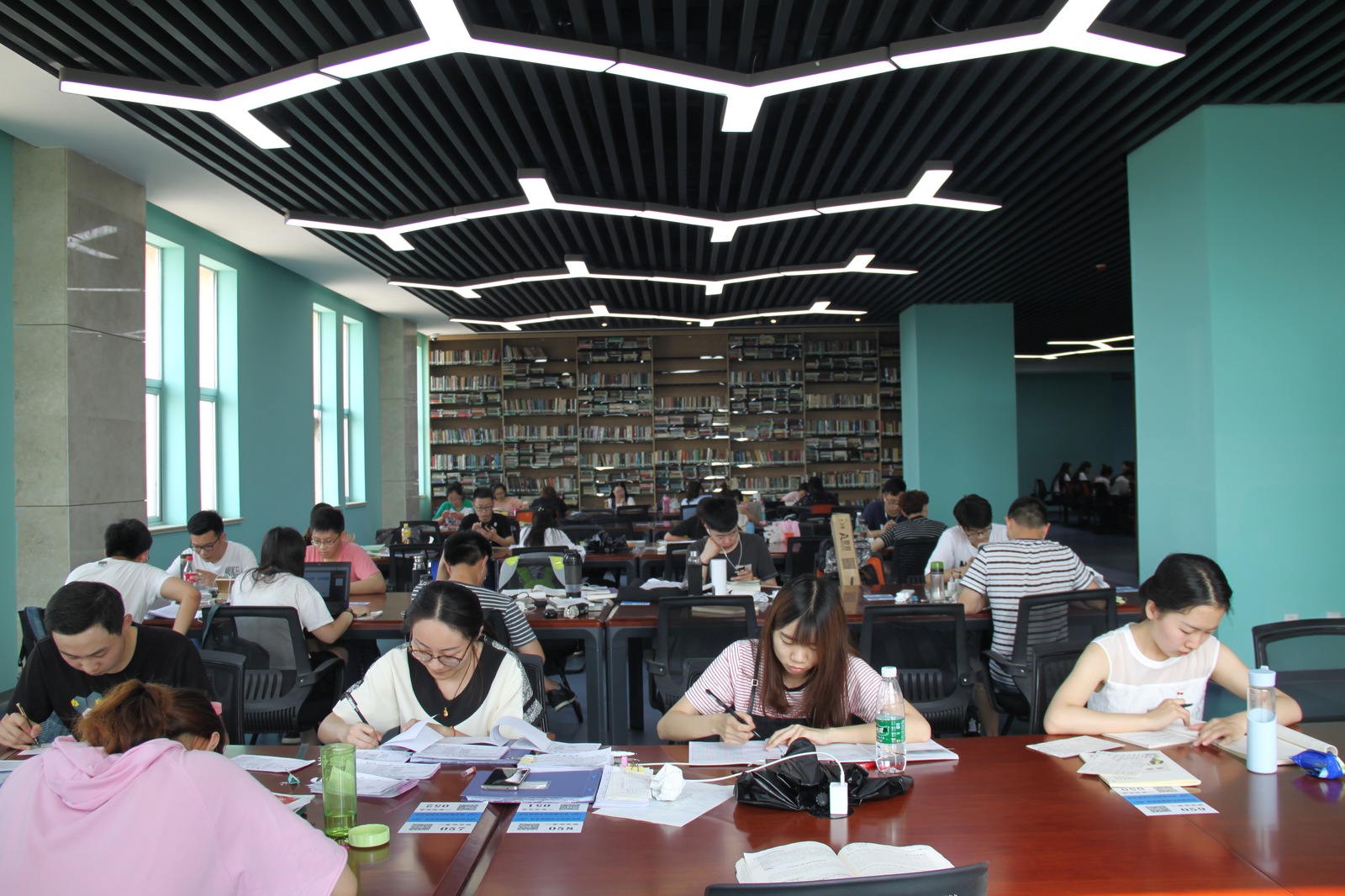 Cara Memahami Lirik K-pop: Hangul, Romaji, dan Arti Indonesia 3 Suasana belajar di perpustakaan