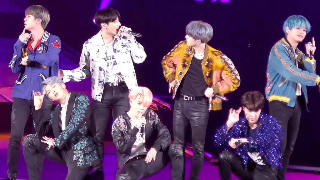 Cara Memahami Lirik K-pop: Hangul, Romaji, dan Arti Indonesia 1 Penampilan grup K-pop di panggung konser