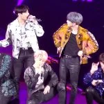 Penampilan grup K-pop di panggung konser