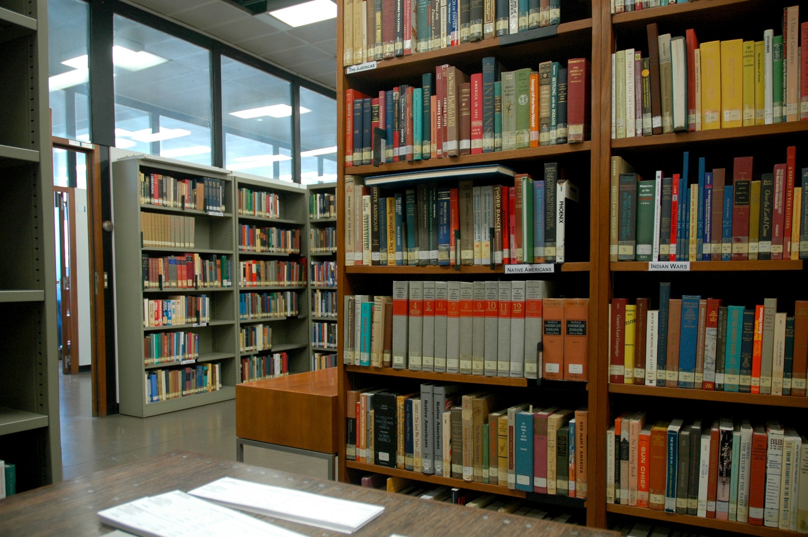 Cara Memahami Lirik K-pop: Hangul, Romaji, dan Arti Indonesia 4 Rak buku di perpustakaan