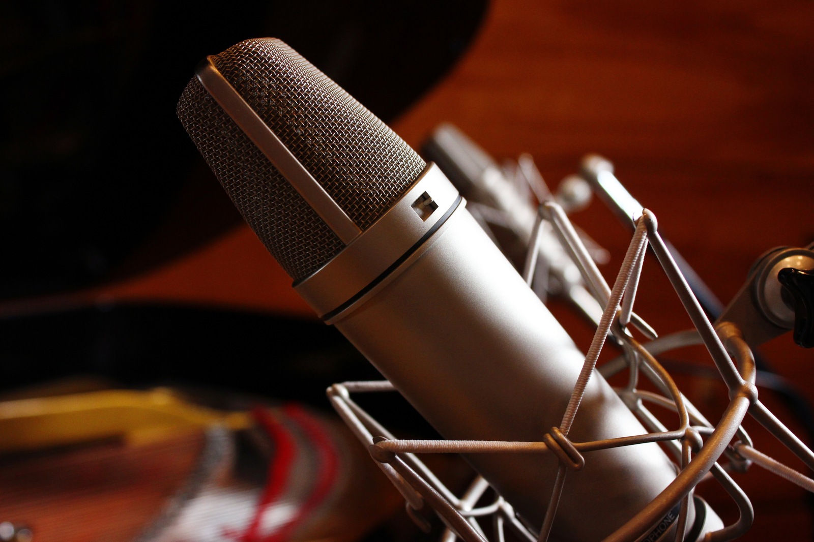 Cara Memahami Lirik K-pop: Hangul, Romaji, dan Arti Indonesia 5 Mikrofon studio rekaman