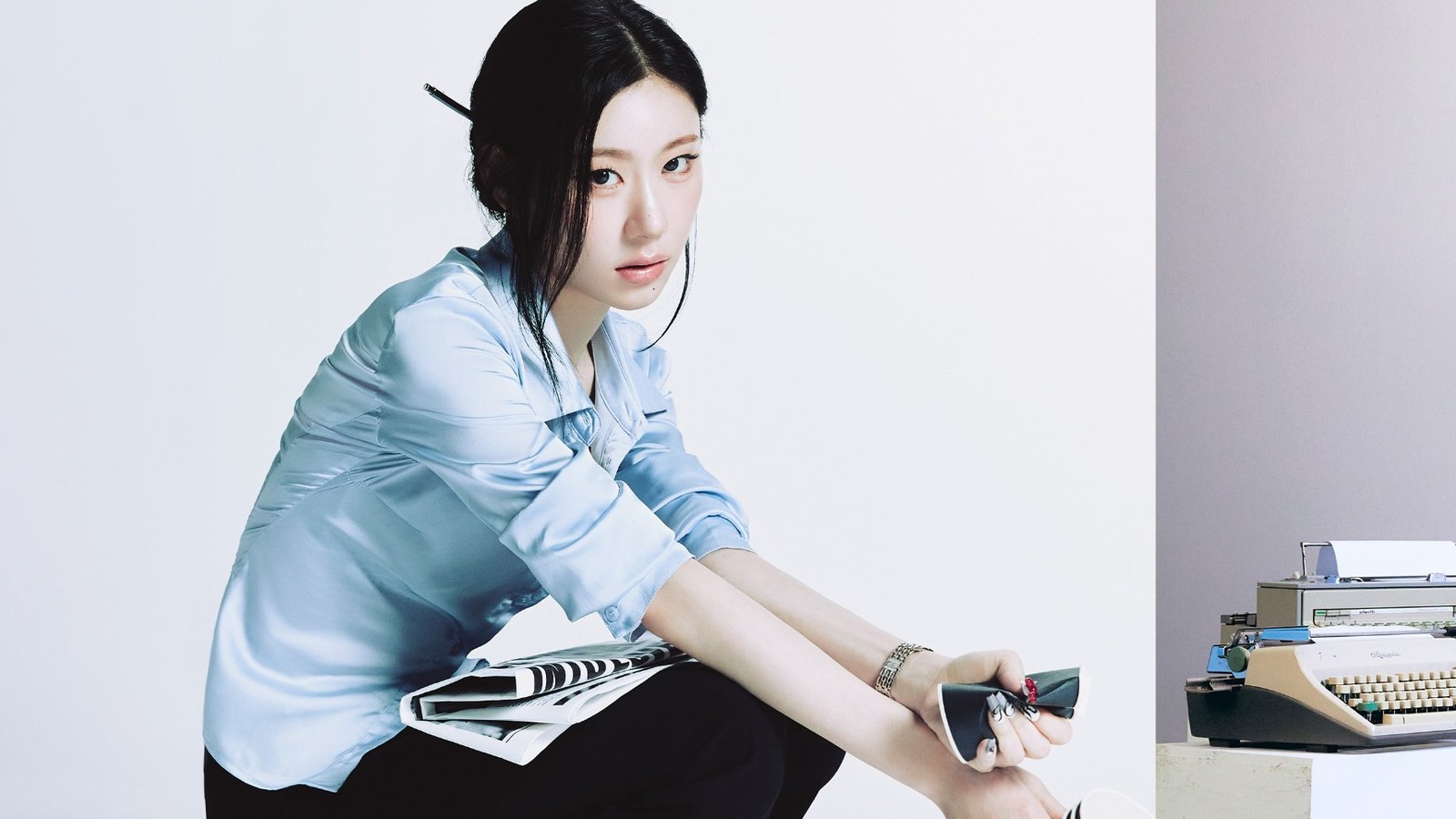 Chaeryeong Lovesick: Jadwal Solo Debut ITZY 9 November 2026 3 Chaeryeong close-up konsep Lovesick latar kuning