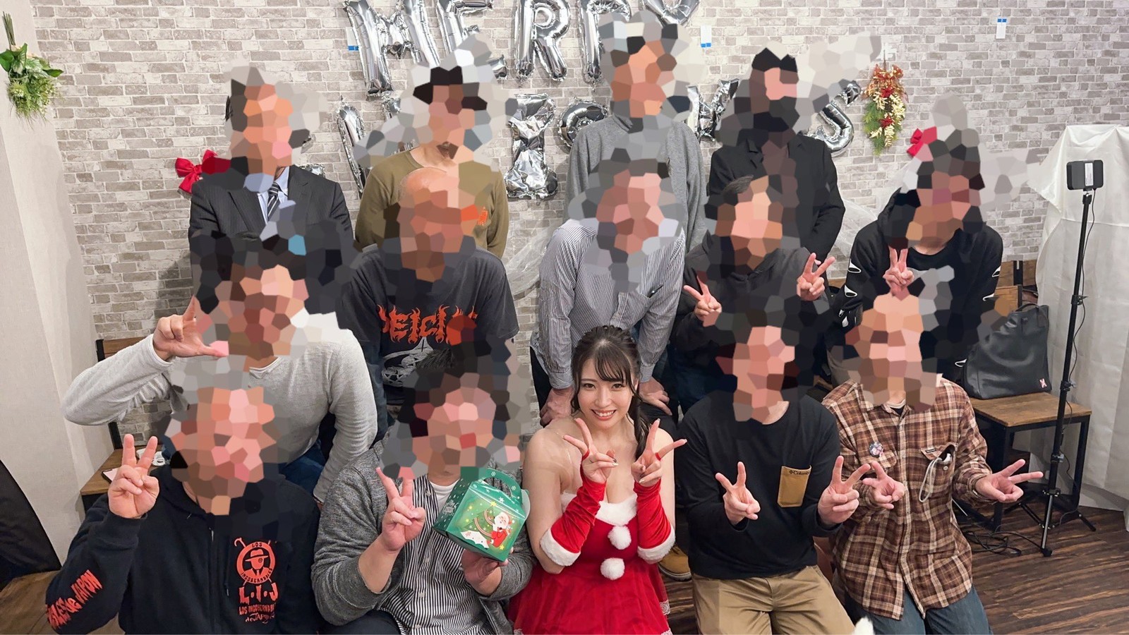 Chitose Saegusa bersama penggemar dalam acara Natal 2023