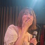 Chitose Saegusa memegang mikrofon saat acara penggemar 2025