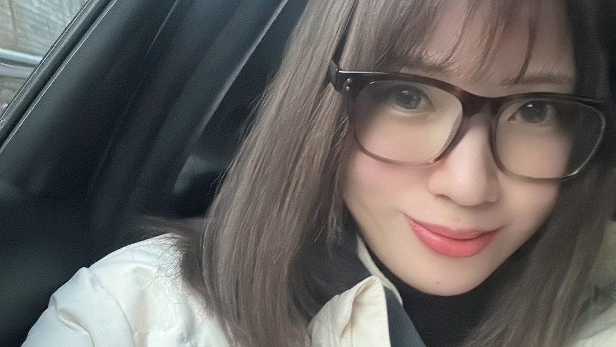 Chitose Saegusa berkacamata dalam perjalanan menuju lokasi syuting