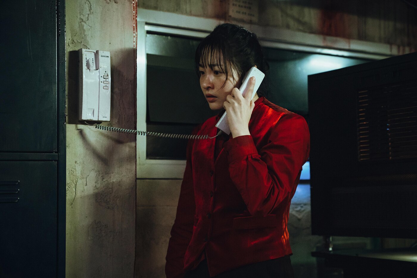 Sinopsis Dead-End Job dan Daftar Pemainnya, Serial Horor Lee Jae-wook yang Tayang 30 Oktober 5 Kim Min-ha sebagai Ji-yun berseragam merah menerima telepon di lorong gelap