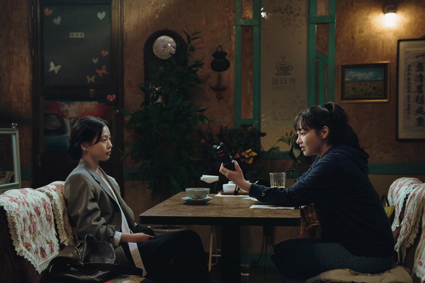 Sinopsis Dead-End Job dan Daftar Pemainnya, Serial Horor Lee Jae-wook yang Tayang 30 Oktober 4 Ko Min-si dan Kim Min-ha duduk berhadapan di meja kafe dalam adegan Dead-End Job