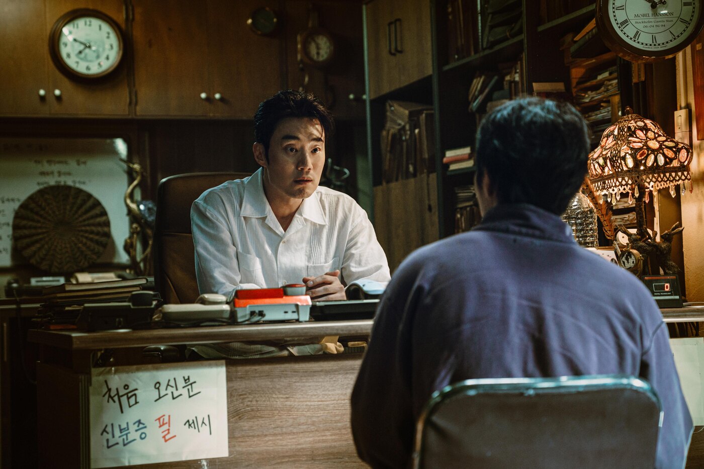 Sinopsis Dead-End Job dan Daftar Pemainnya, Serial Horor Lee Jae-wook yang Tayang 30 Oktober 3 Lee Hee-jun sebagai bos agensi tenaga kerja Geomi duduk di meja kantor menghadap Hyeok-jun