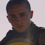 Timothée Chalamet sebagai Paul Atreides menatap tajam di gurun Arrakis dalam trailer final Dune: Part Three