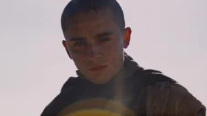 Timothée Chalamet sebagai Paul Atreides menatap tajam di gurun Arrakis dalam trailer final Dune: Part Three