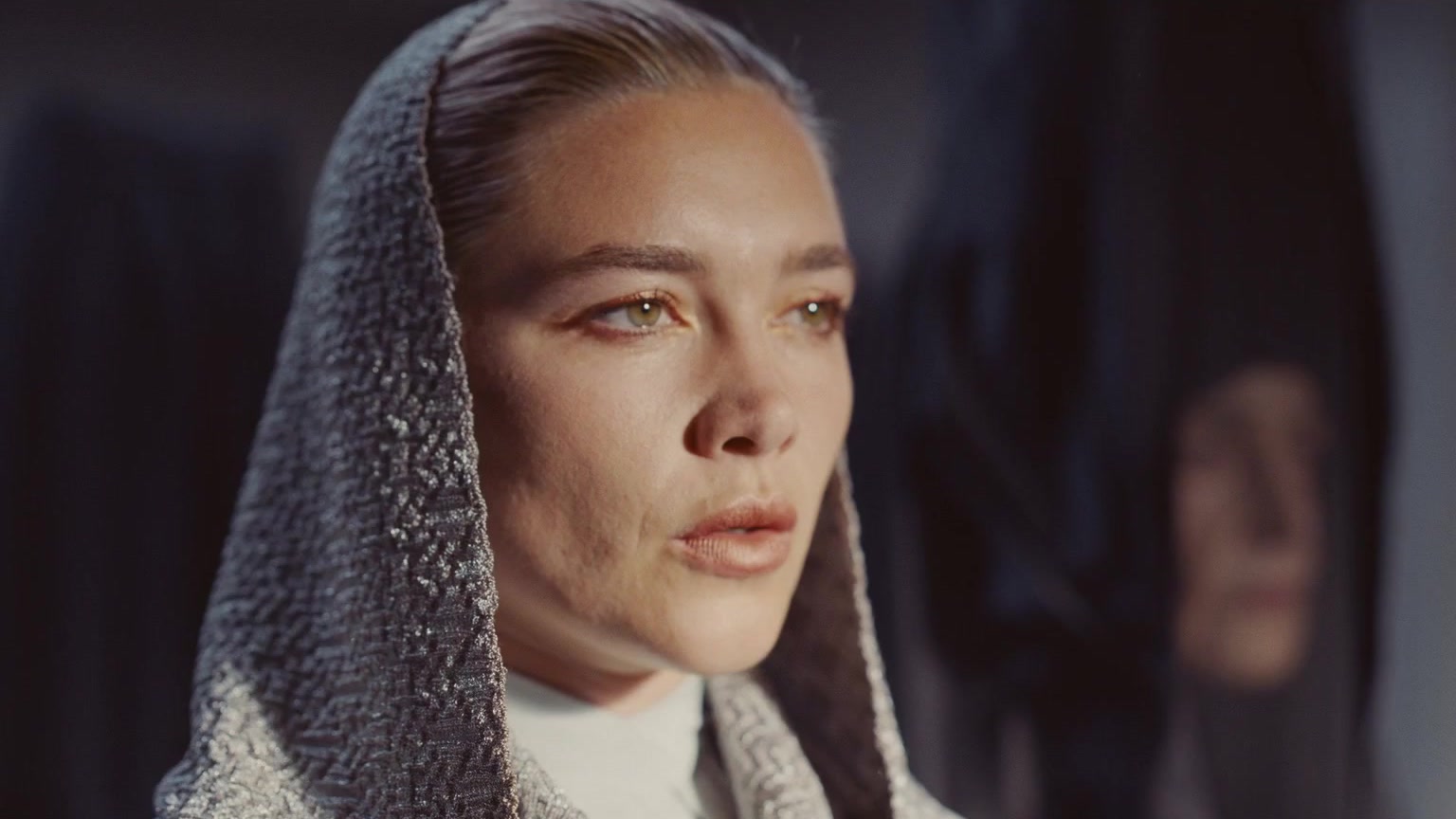 Florence Pugh sebagai Putri Irulan berkerudung perak dalam trailer final Dune: Part Three