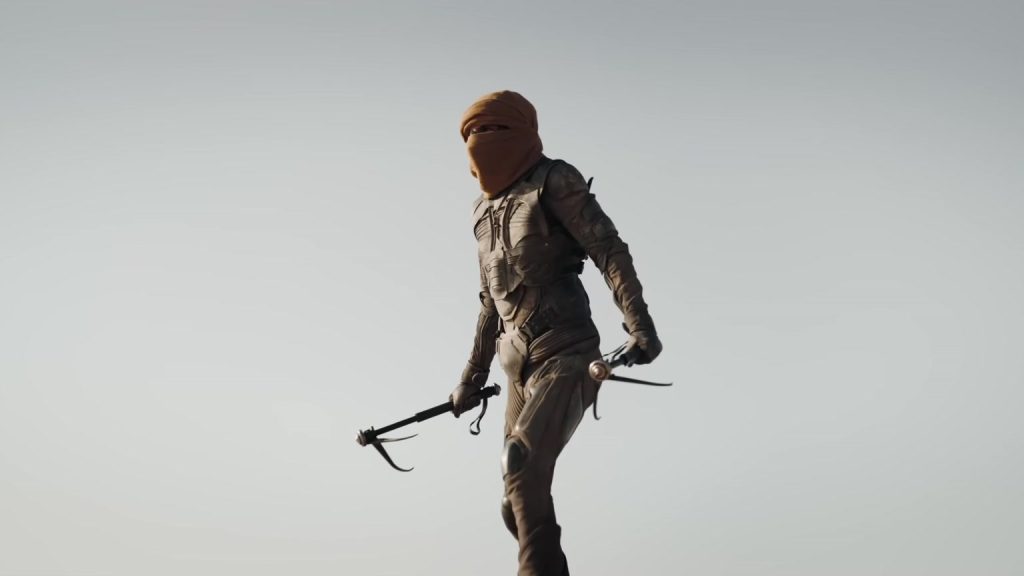 Dune Tentang Apa? Panduan Pemula Minim Spoiler 1 Fremen dengan thumper di gurun Arrakis dalam Dune