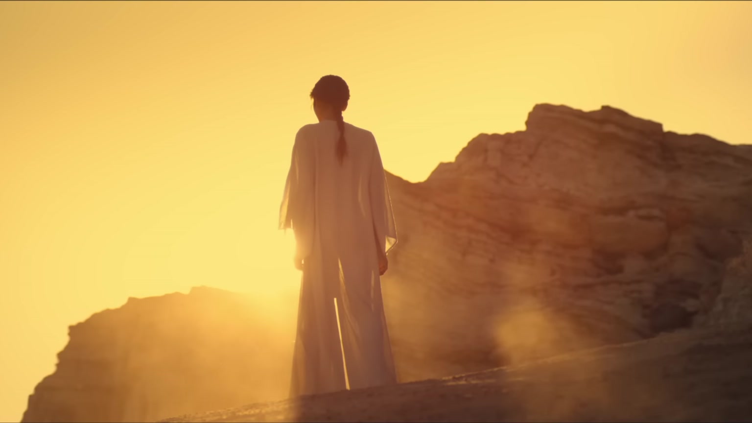 Dune Tentang Apa? Panduan Pemula Minim Spoiler 3 Fremen di tebing gurun Arrakis dalam Dune