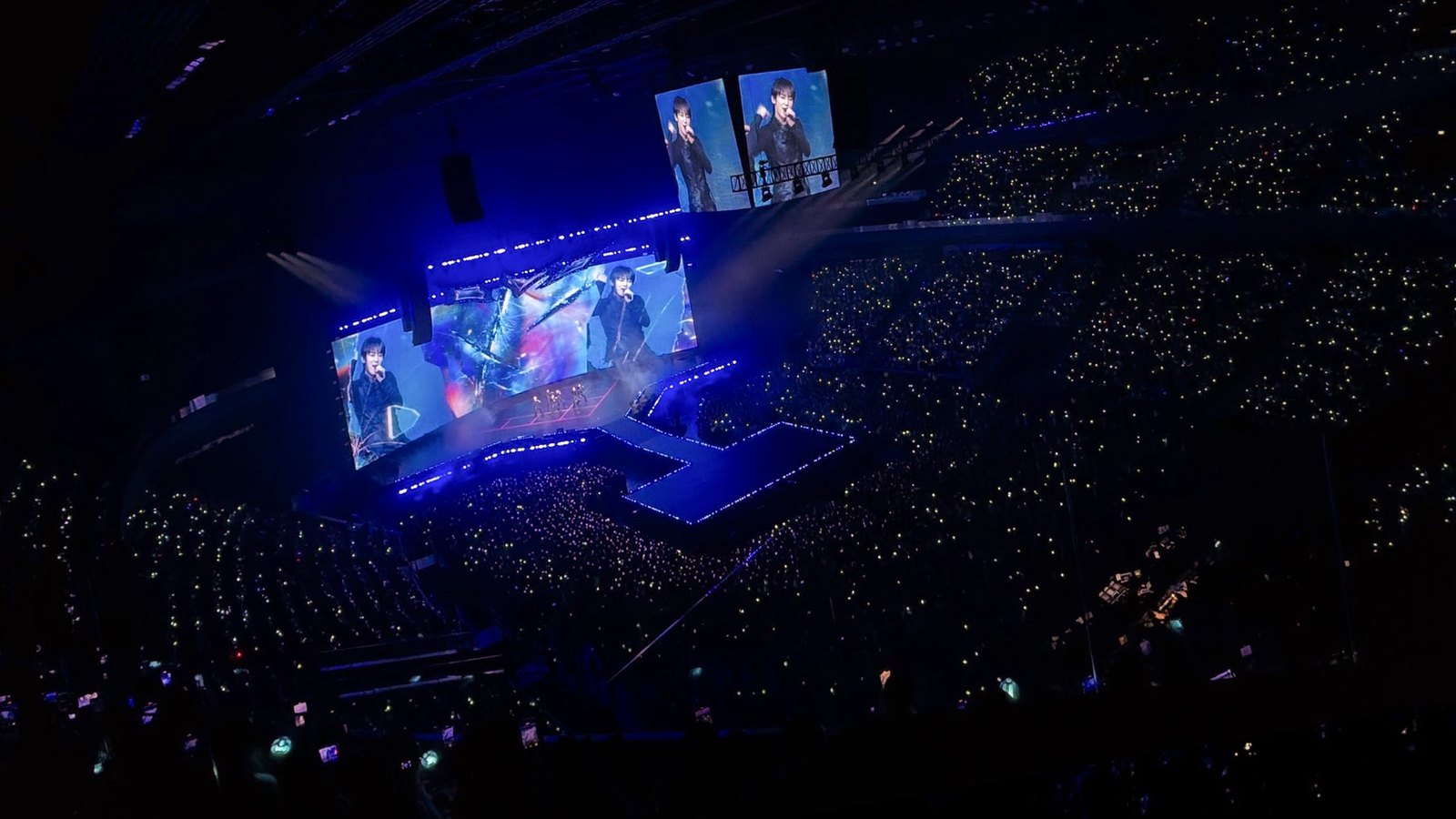 Panggung konser ENHYPEN BLOOD SAGA di Macau dengan lautan lightstick penonton