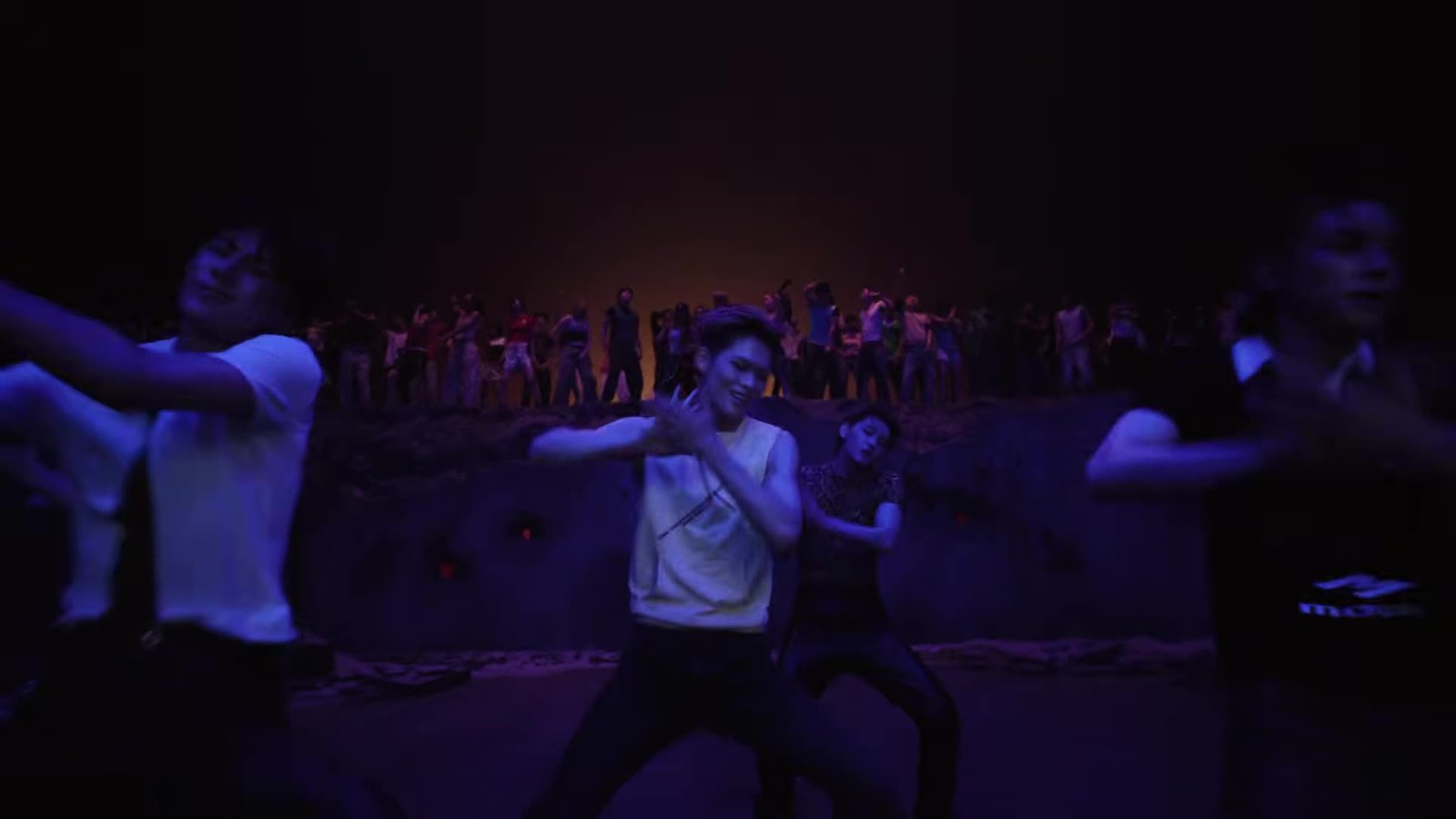 ENHYPEN membawakan koreografi malam hari di video musik Bloody Paradise