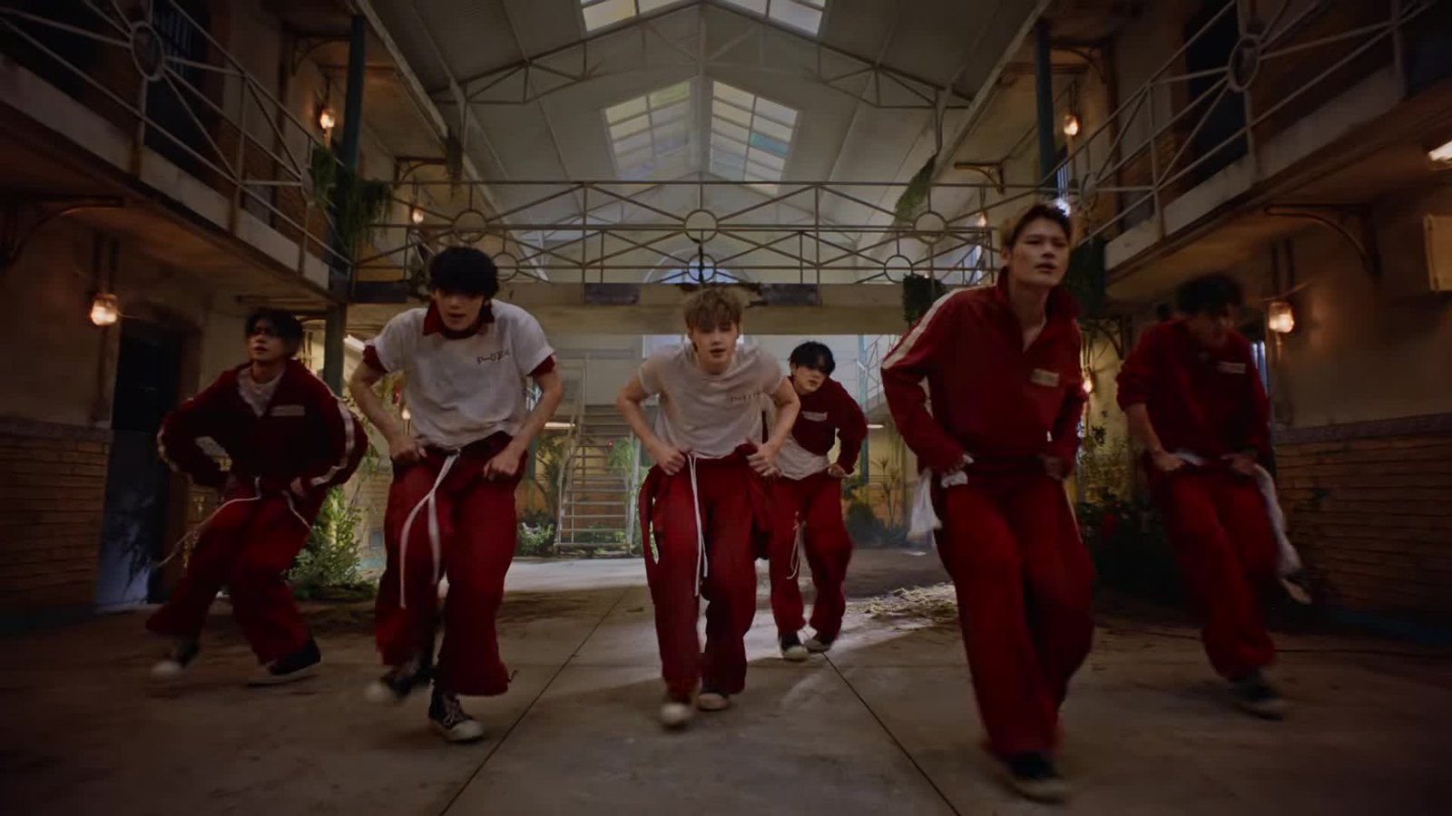 ENHYPEN menari dengan kostum merah di video musik Bloody Paradise