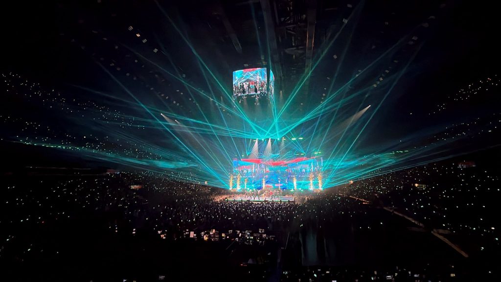 Panggung konser ENHYPEN BLOOD SAGA di Macau dengan lampu laser