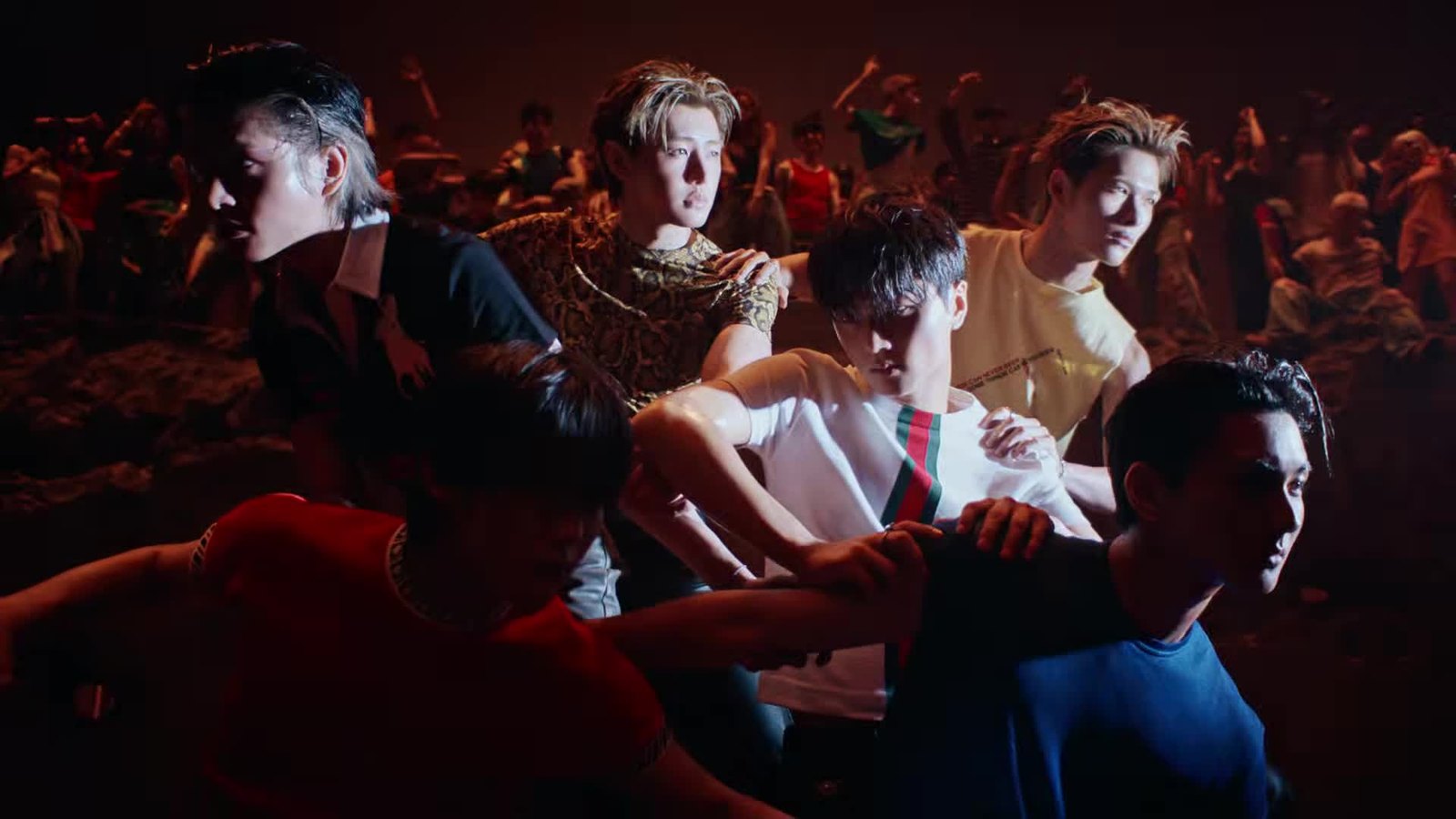 Member ENHYPEN berkumpul dalam adegan video musik Bloody Paradise dari seri THE SIN