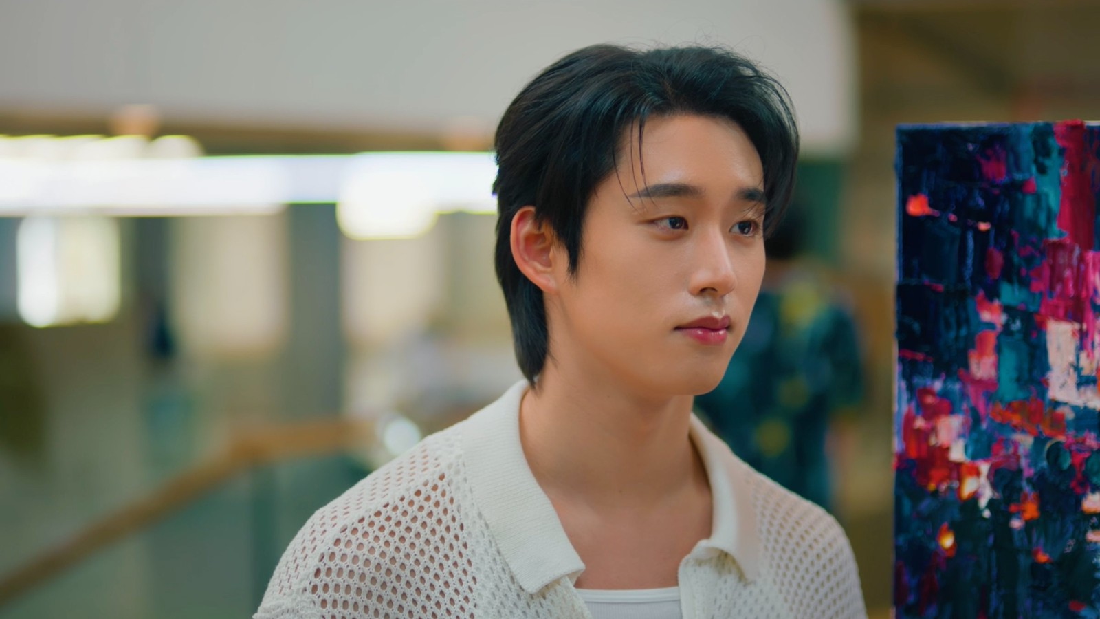 Est Supha sebagai Moth di serial You Maniac
