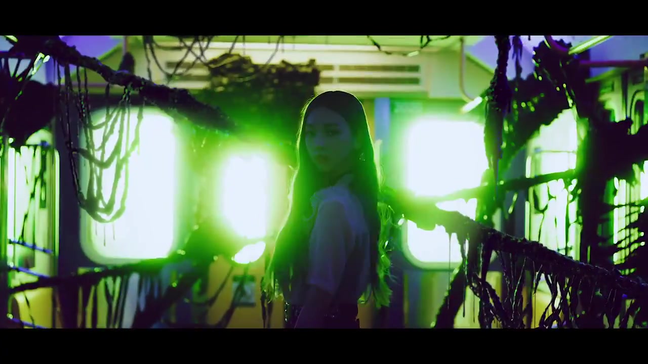 Cuplikan teaser MV Black Mamba aespa