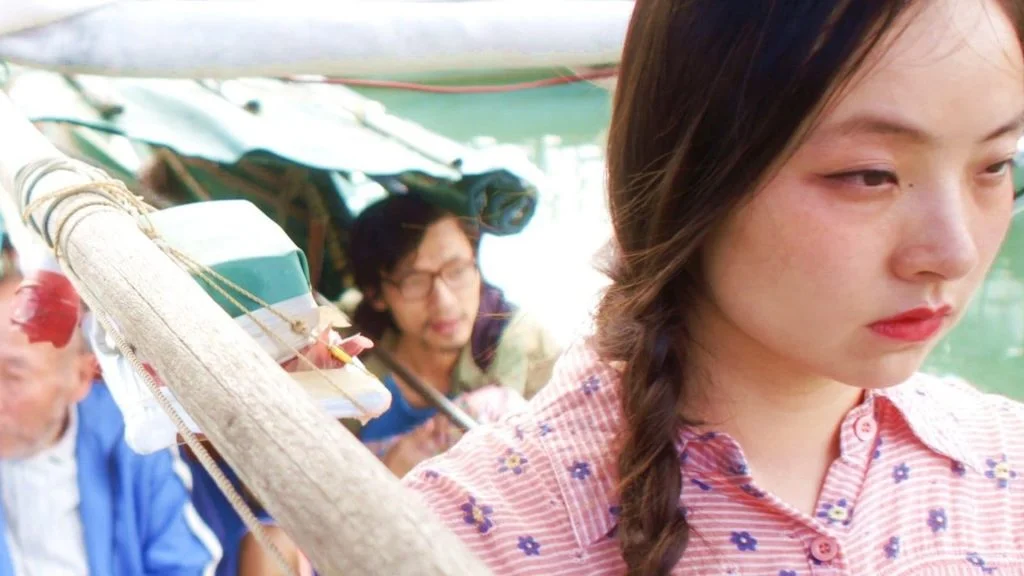 Sinopsis Three Husbands: Film Hong Kong Fruit Chan, Cast, dan Kritik Sosial 1 Chloe Maayan sebagai Mui di atas kapal dalam film Three Husbands