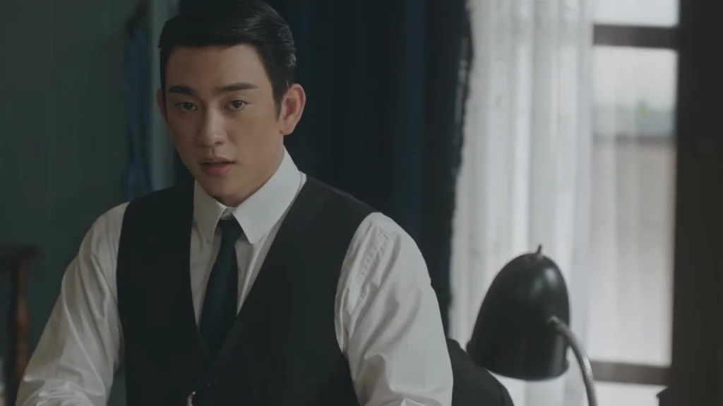Siapa Sato Hideo di 100 Days of Deception? Profil Karakter Park Jin-young 1 Park Jin-young sebagai Sato Hideo duduk di meja kerja dalam drama 100 Days of Deception