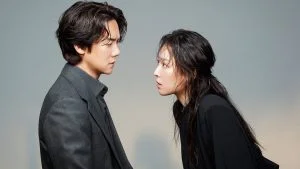 Yoo Yeon-seok dan Seo Hyun-jin saling berhadapan dalam foto promosi drakor The Perfect Lie