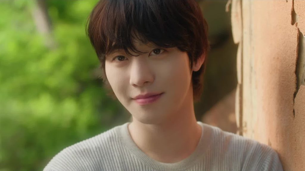 Ahn Hyo-seop sebagai chef Kang Han tersenyum dalam klip pratayang episode 1 Final Table
