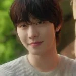 Ahn Hyo-seop sebagai chef Kang Han tersenyum dalam klip pratayang episode 1 Final Table