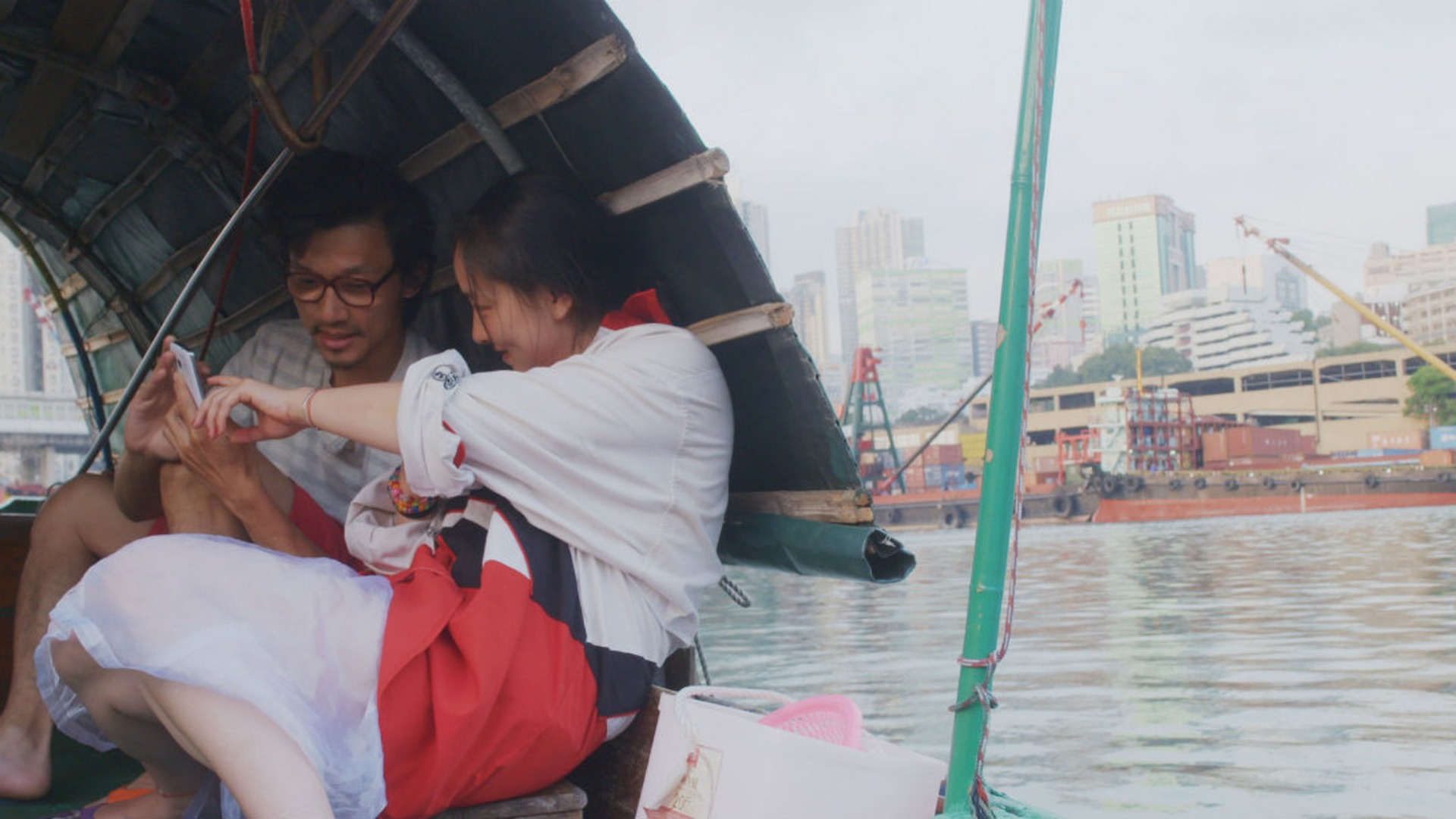 Sinopsis Three Husbands: Film Hong Kong Fruit Chan, Cast, dan Kritik Sosial 6 Mui dan pasangan di kapal dengan latar pelabuhan Hong Kong Three Husbands