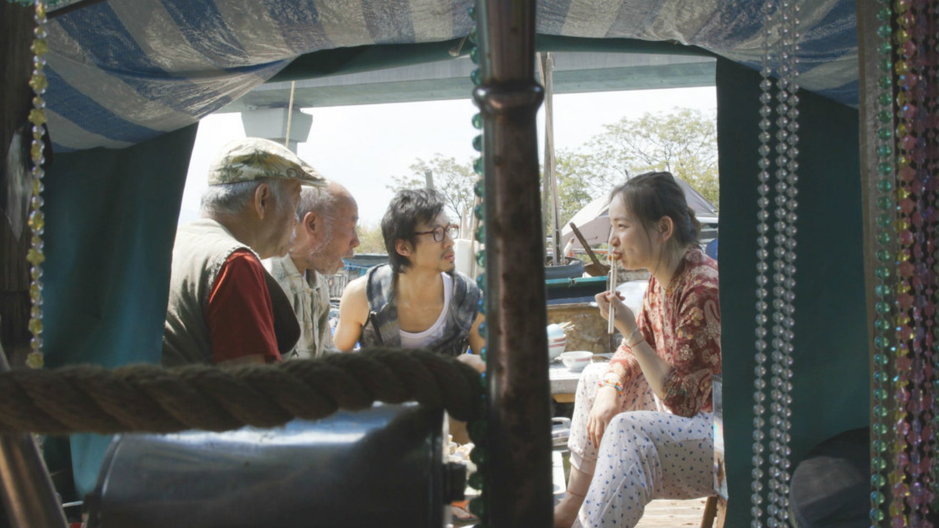 Sinopsis Three Husbands: Film Hong Kong Fruit Chan, Cast, dan Kritik Sosial 3 Adegan di kapal nelayan dalam film Three Husbands Hong Kong