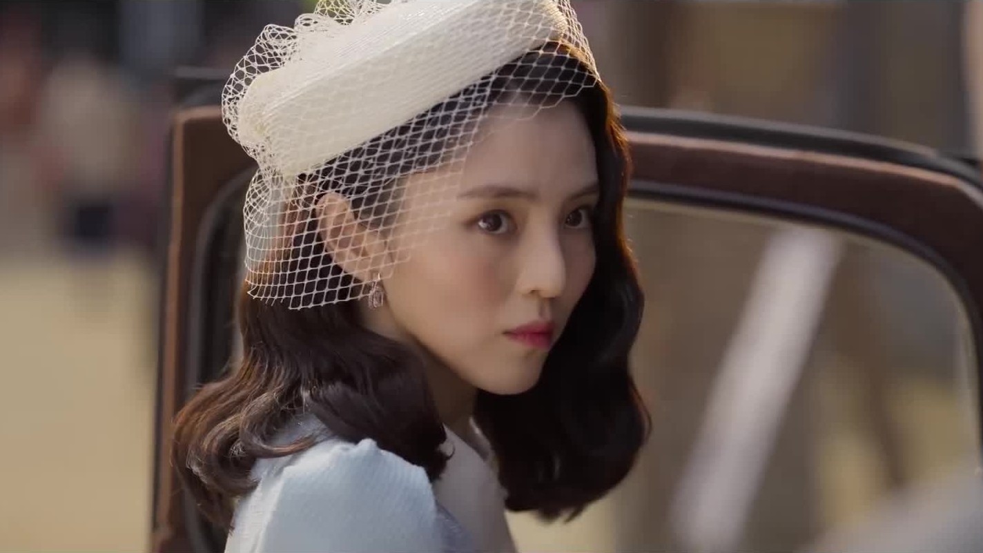 Han So-hee memakai topi berjaring putih dalam trailer Gyeongseong Creature