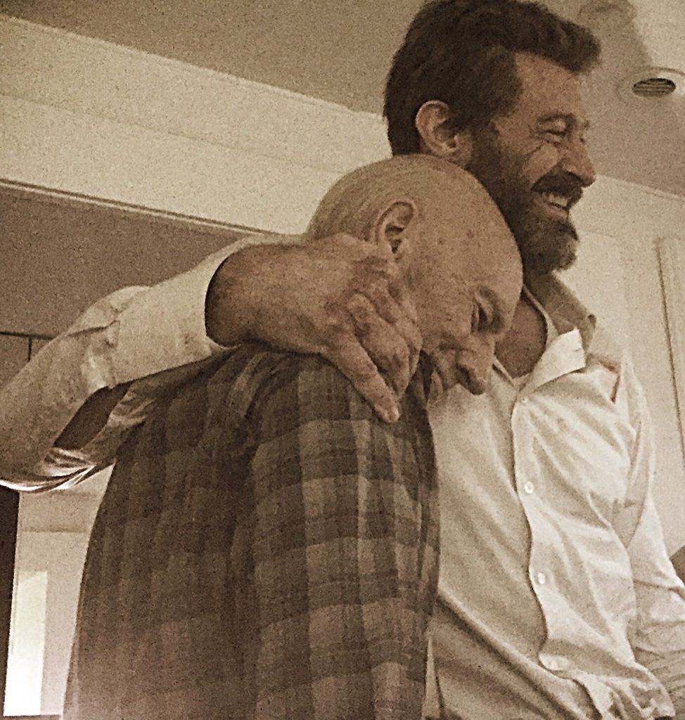 Patrick Stewart Meninggal Dunia: Penyebab, Profil, dan Peran Ikoniknya 6 Hugh Jackman merangkul Patrick Stewart